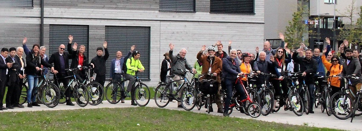These participants were part of the 30km Passive House bike tour. © Passive House Austria Exkursion_8_Passivhaus_Austria.jpg