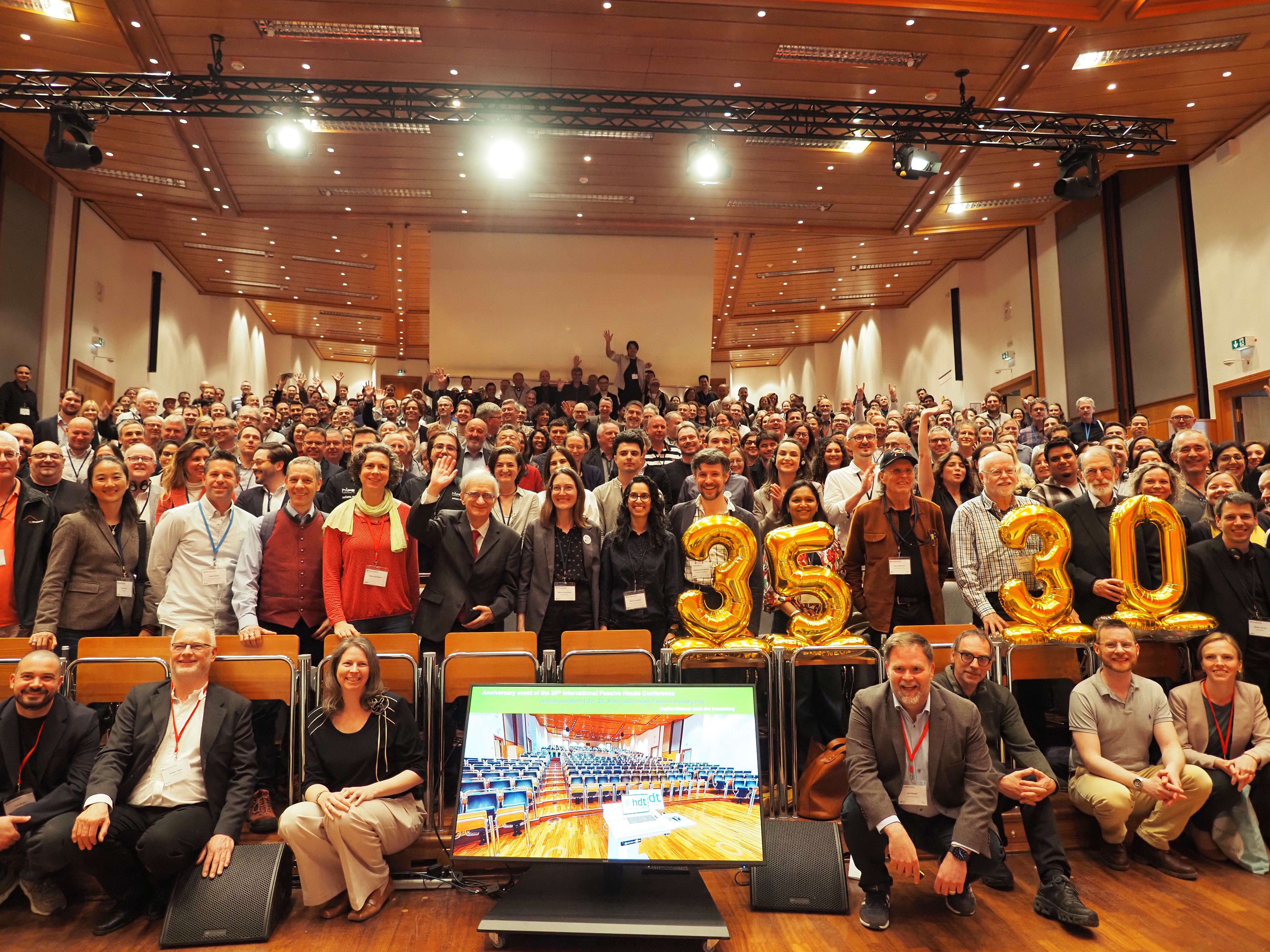 gruppenfoto_feier_30_35_jahre_abschluss_freitag_copyright_passivhaus_institut